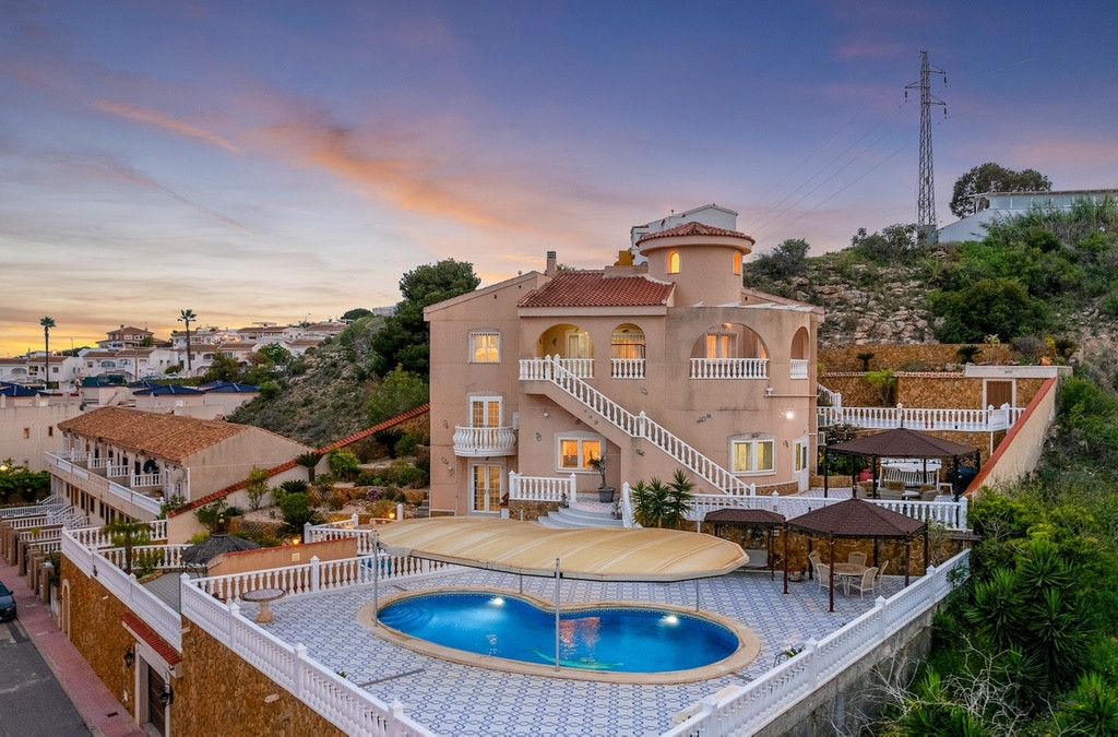 7 Bedroom 6 Bathroom House - Detached Villa in Rojales