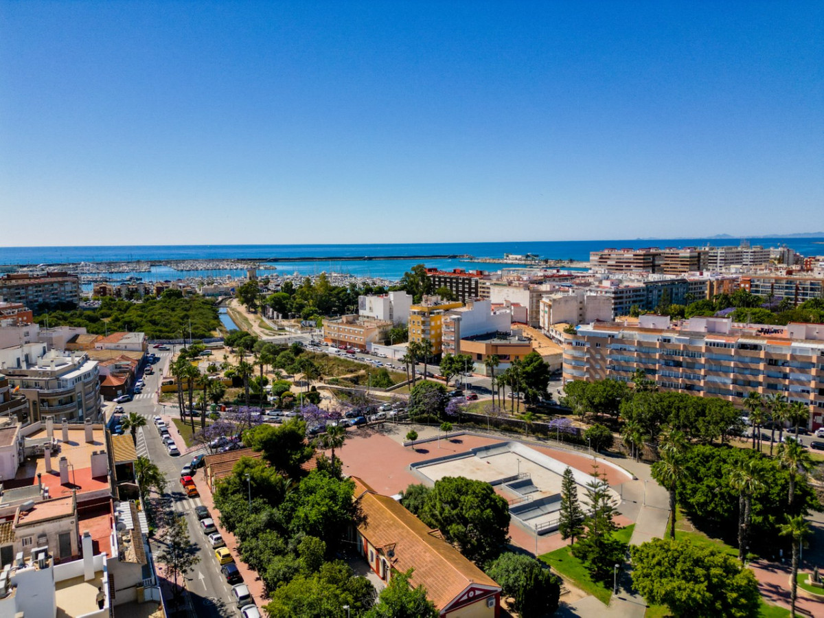 For sale - 2 Bedroom 1 Bathroom Apartment - Middle Floor Apartment in Torrevieja - Torrevieja Centro  - Alicante