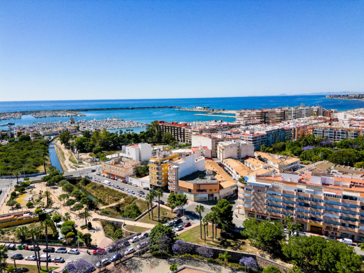 For sale - 2 Bedroom 1 Bathroom Apartment - Middle Floor Apartment in Torrevieja - Torrevieja Centro  - Alicante