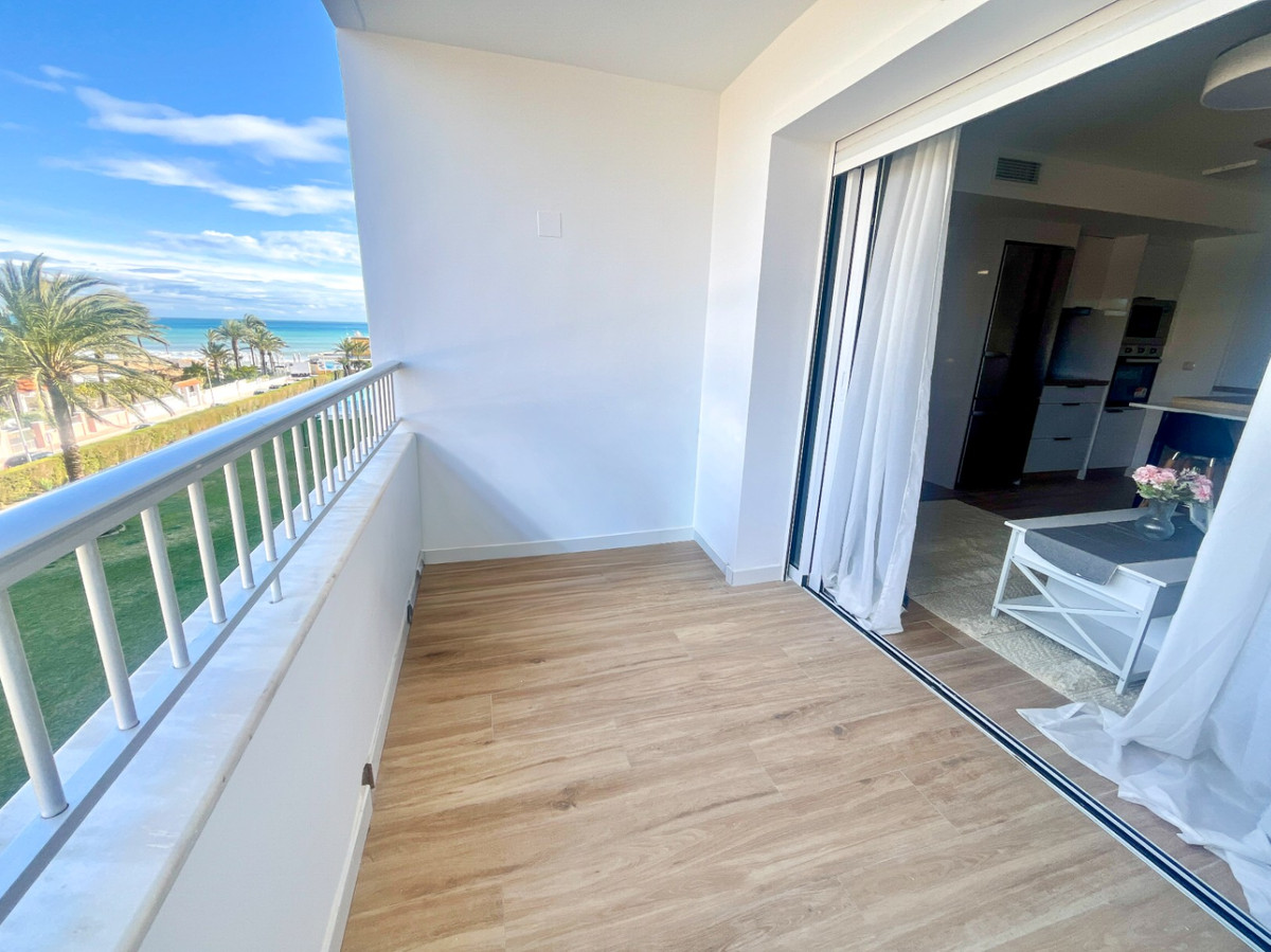 For sale - 3 Bedroom 2 Bathroom Apartment - Middle Floor Apartment in Orihuela - Punta Prima  - Alicante