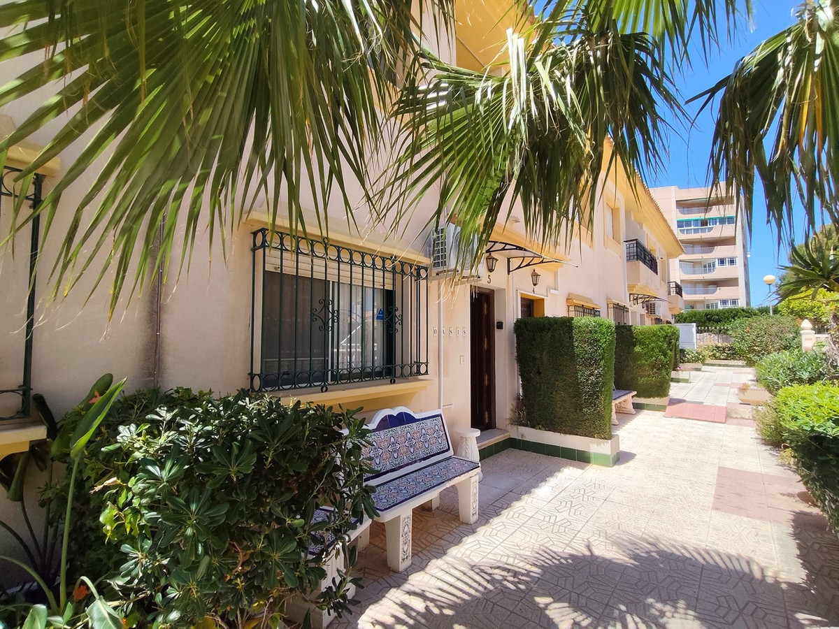 For sale - 3 Bedroom 2 Bathroom House - Townhouse in Orihuela - La Zenia  - Alicante