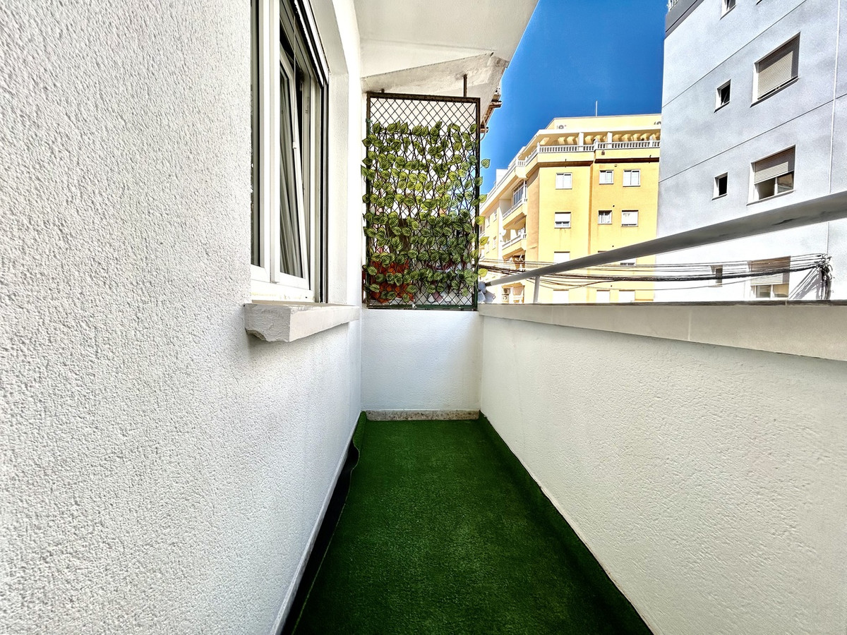 For sale - 3 Bedroom 1 Bathroom Apartment - Middle Floor Apartment in Torrevieja - Torrevieja Centro  - Alicante