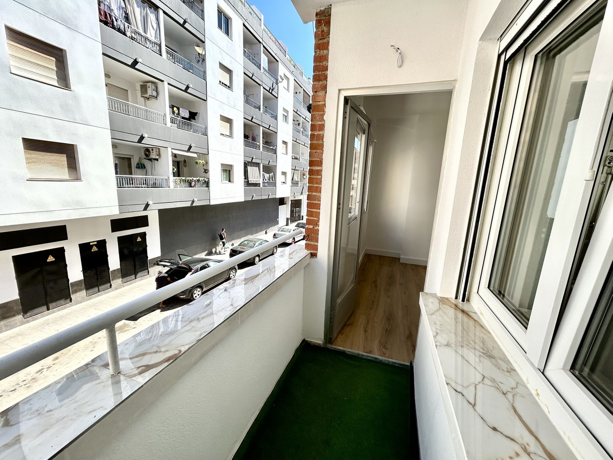 For sale - 3 Bedroom 1 Bathroom Apartment - Middle Floor Apartment in Torrevieja - Torrevieja Centro  - Alicante