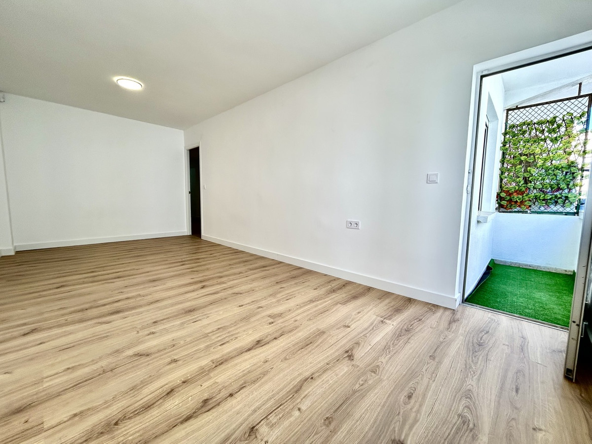 For sale - 3 Bedroom 1 Bathroom Apartment - Middle Floor Apartment in Torrevieja - Torrevieja Centro  - Alicante