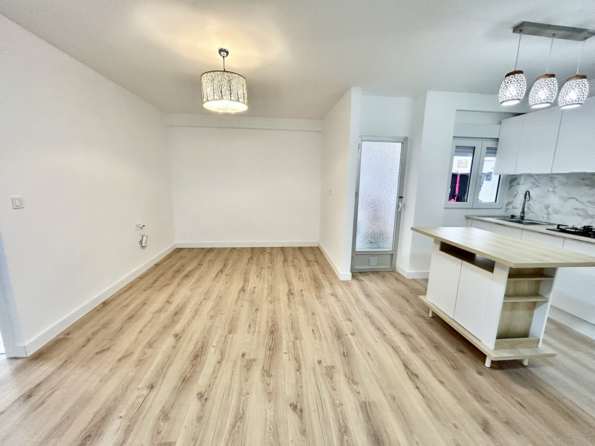 For sale - 3 Bedroom 1 Bathroom Apartment - Middle Floor Apartment in Torrevieja - Torrevieja Centro  - Alicante