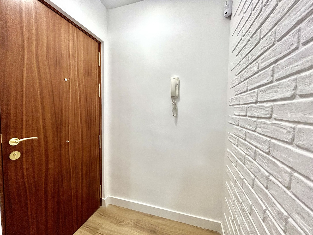 For sale - 3 Bedroom 1 Bathroom Apartment - Middle Floor Apartment in Torrevieja - Torrevieja Centro  - Alicante