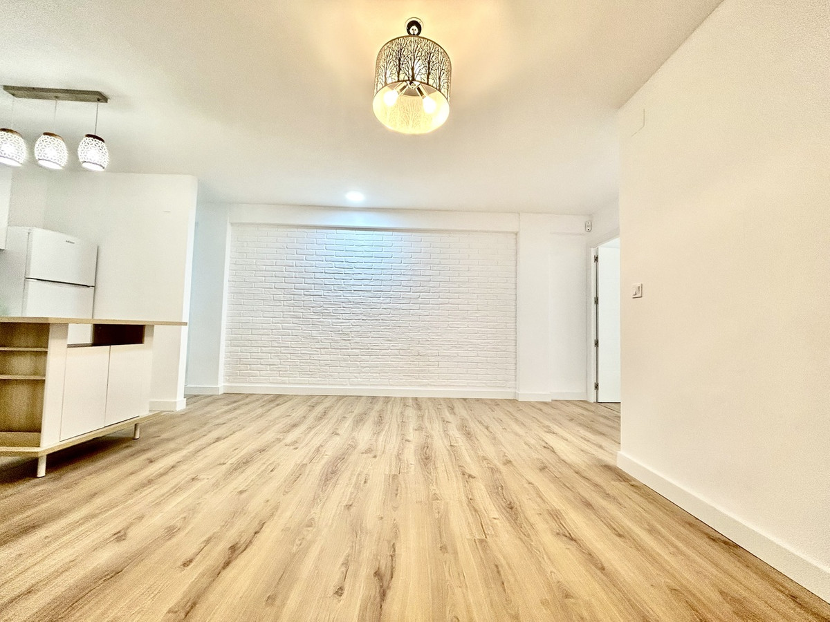 For sale - 3 Bedroom 1 Bathroom Apartment - Middle Floor Apartment in Torrevieja - Torrevieja Centro  - Alicante