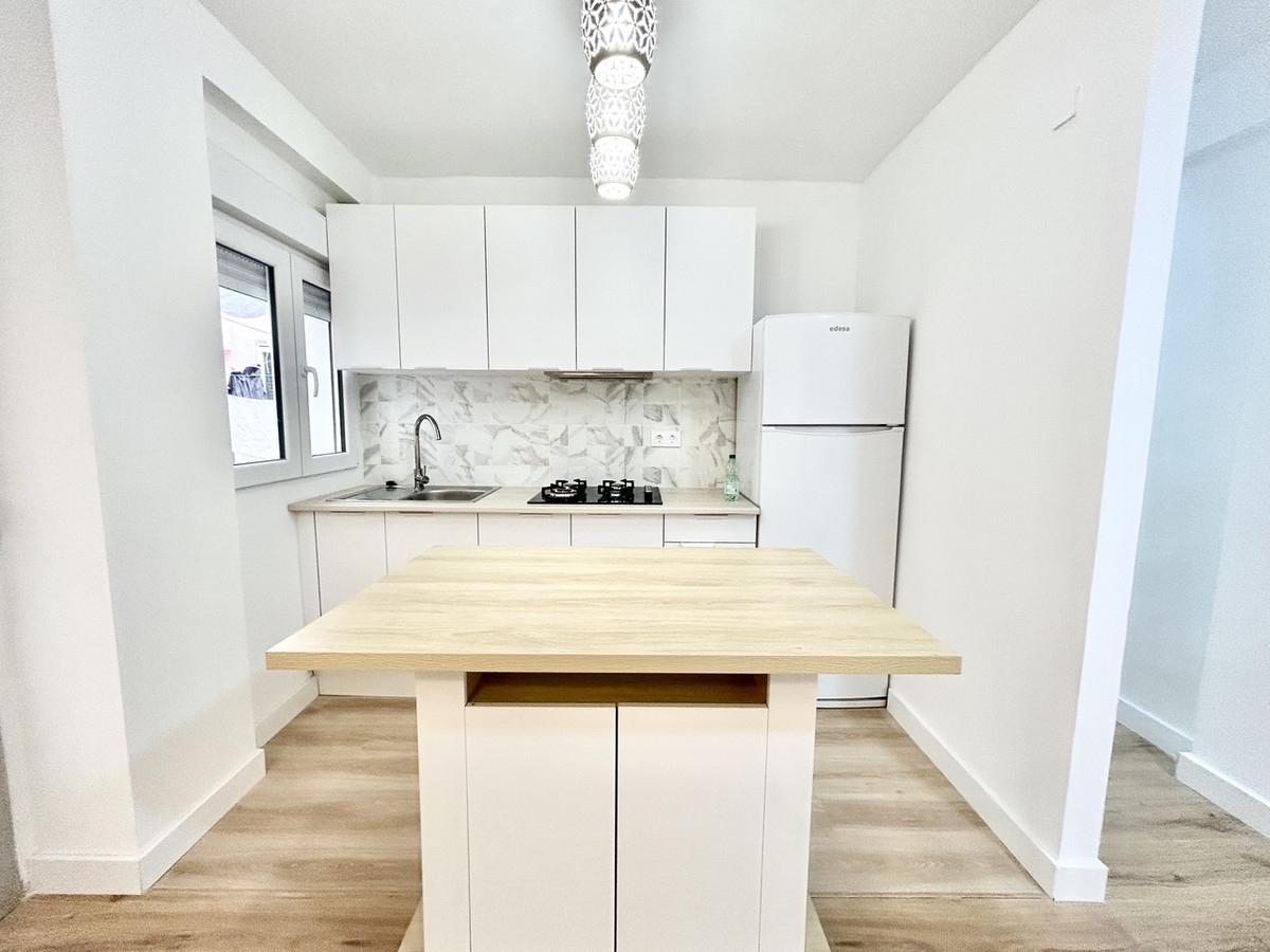 For sale - 3 Bedroom 1 Bathroom Apartment - Middle Floor Apartment in Torrevieja - Torrevieja Centro  - Alicante