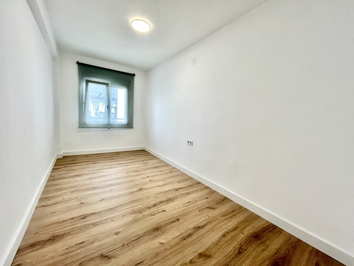 For sale - 3 Bedroom 1 Bathroom Apartment - Middle Floor Apartment in Torrevieja - Torrevieja Centro  - Alicante