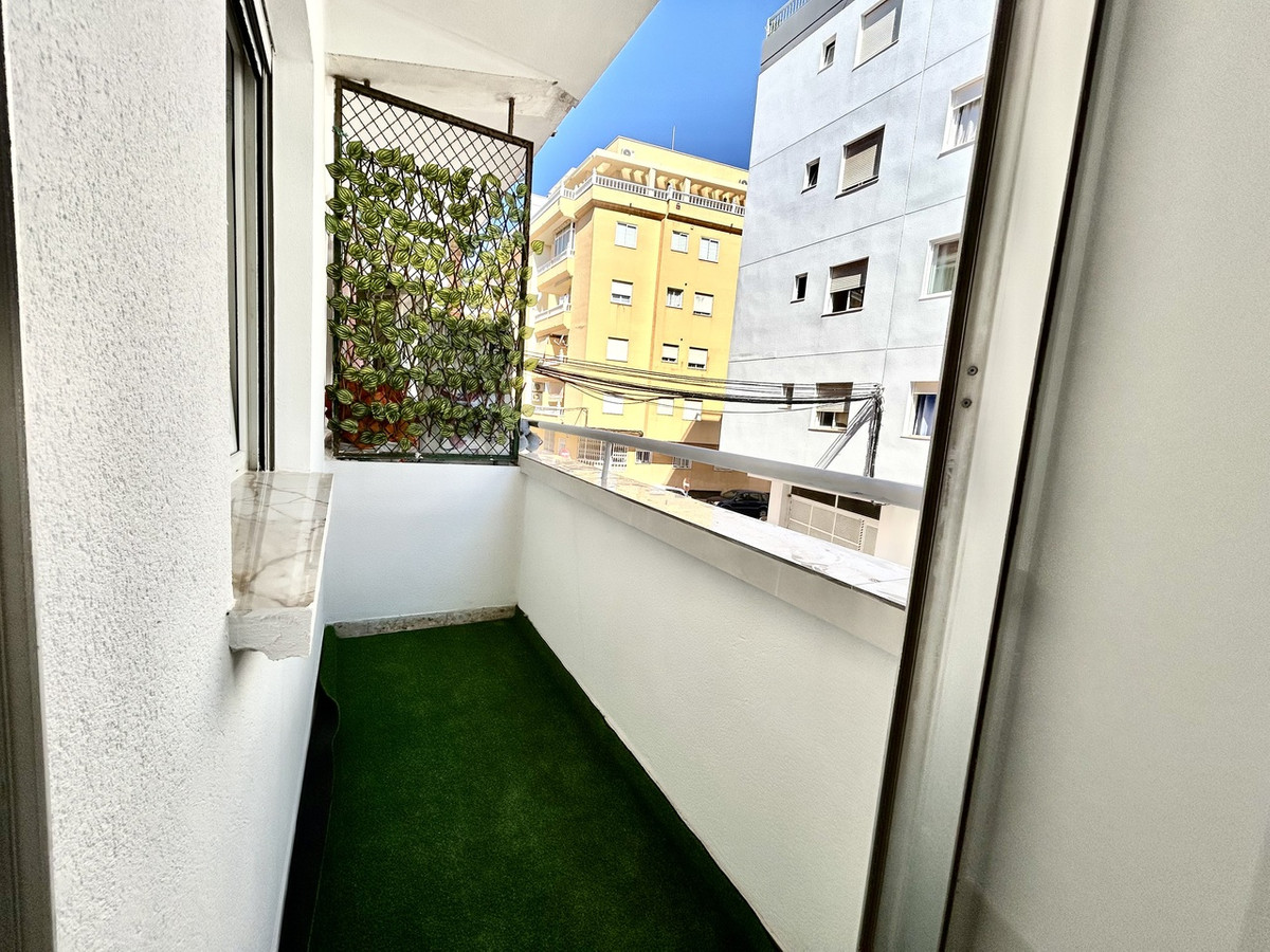 For sale - 3 Bedroom 1 Bathroom Apartment - Middle Floor Apartment in Torrevieja - Torrevieja Centro  - Alicante