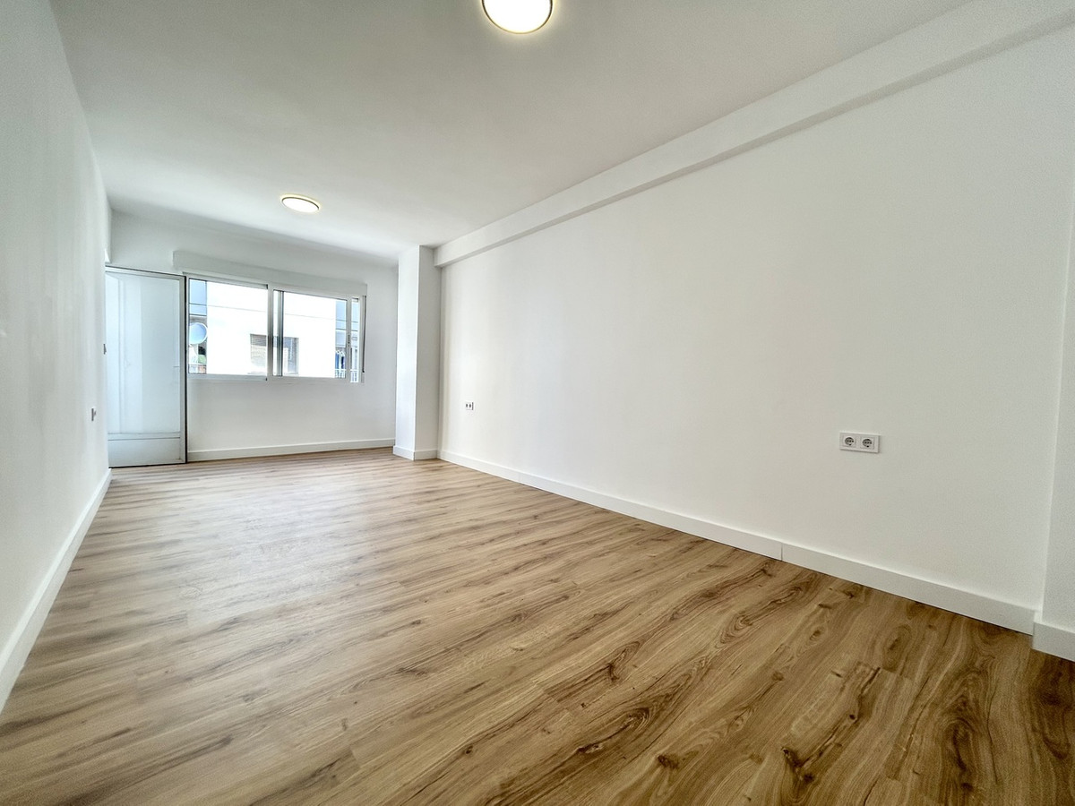 For sale - 3 Bedroom 1 Bathroom Apartment - Middle Floor Apartment in Torrevieja - Torrevieja Centro  - Alicante