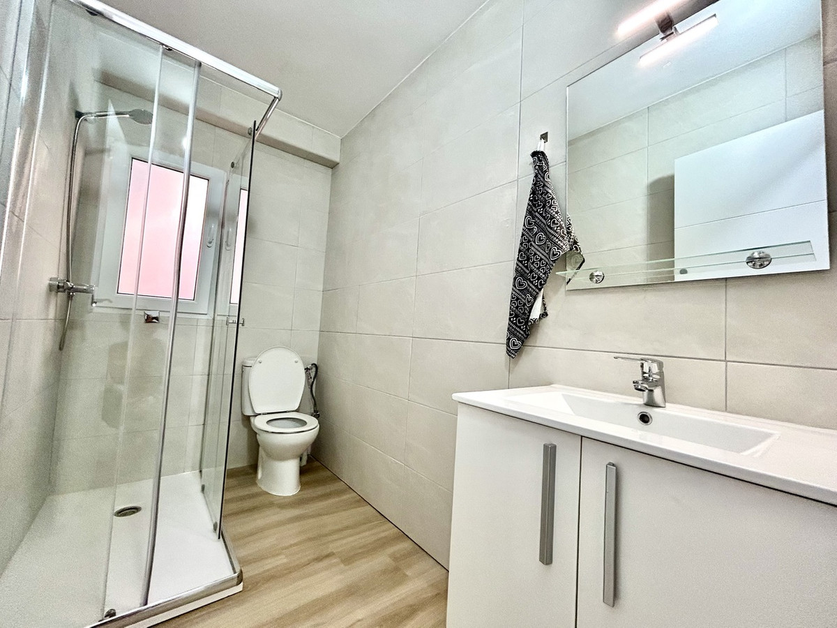For sale - 3 Bedroom 1 Bathroom Apartment - Middle Floor Apartment in Torrevieja - Torrevieja Centro  - Alicante