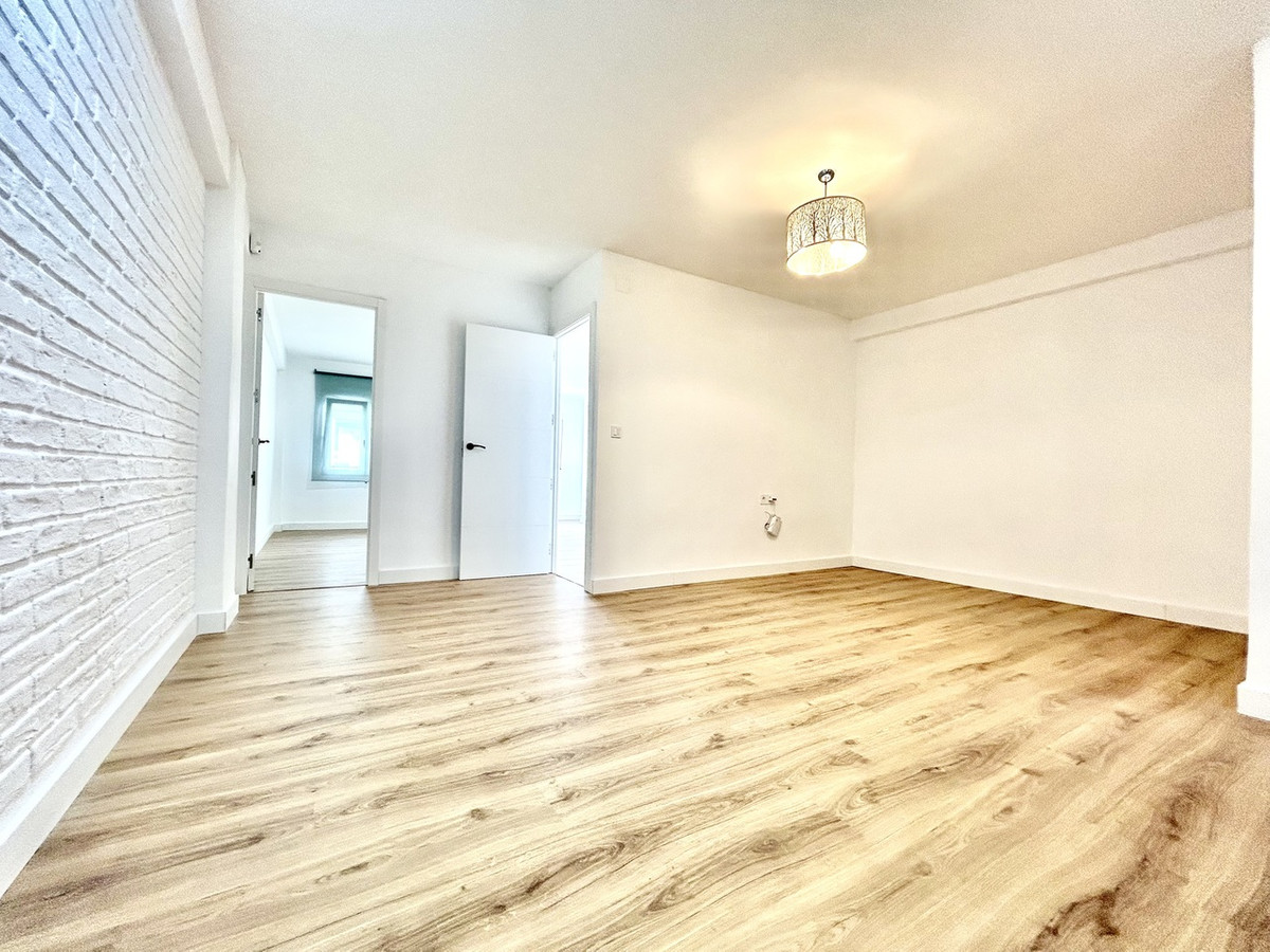 For sale - 3 Bedroom 1 Bathroom Apartment - Middle Floor Apartment in Torrevieja - Torrevieja Centro  - Alicante