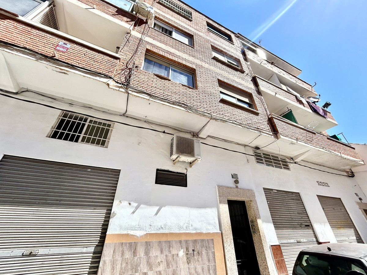 For sale - 3 Bedroom 1 Bathroom Apartment - Middle Floor Apartment in Torrevieja - Torrevieja Centro  - Alicante