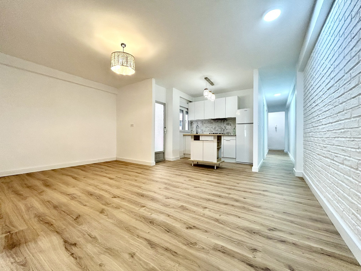 For sale - 3 Bedroom 1 Bathroom Apartment - Middle Floor Apartment in Torrevieja - Torrevieja Centro  - Alicante