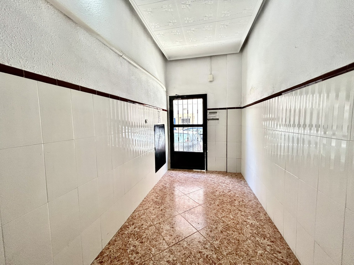 For sale - 3 Bedroom 1 Bathroom Apartment - Middle Floor Apartment in Torrevieja - Torrevieja Centro  - Alicante