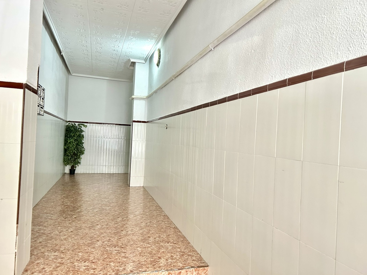 For sale - 3 Bedroom 1 Bathroom Apartment - Middle Floor Apartment in Torrevieja - Torrevieja Centro  - Alicante