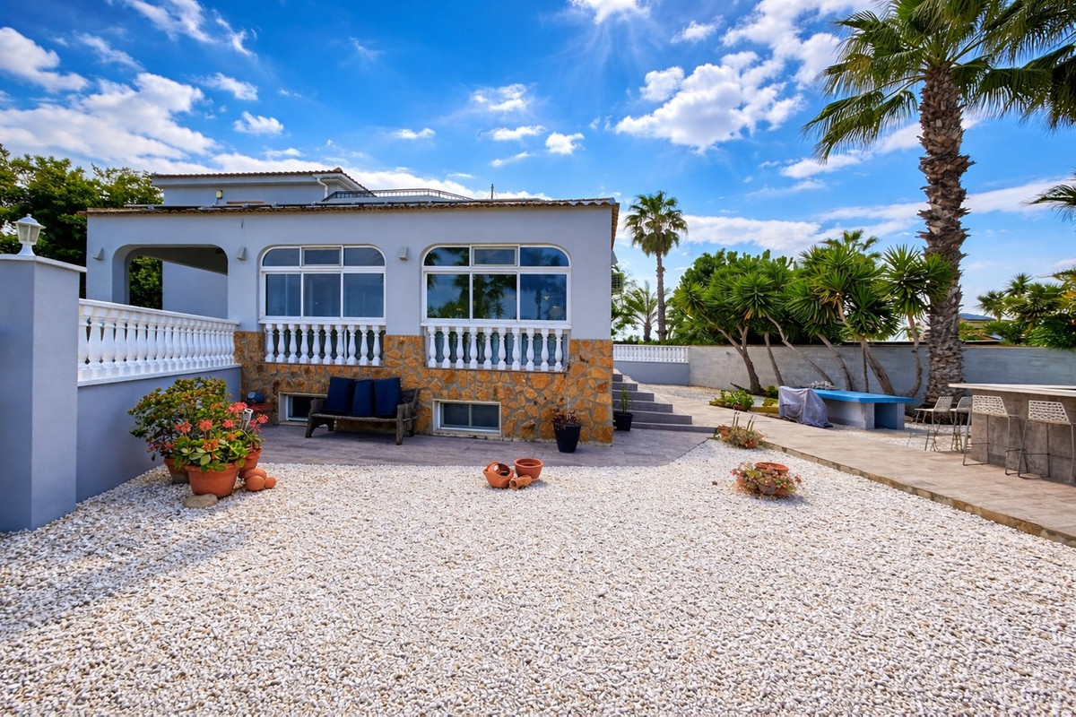 For sale - 4 Bedroom 4 Bathroom House - Detached Villa in Catral - Catral Centro  - Alicante