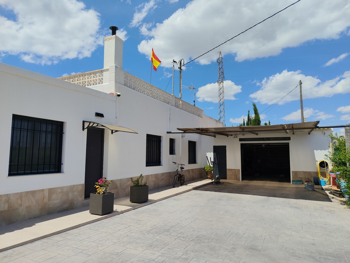 For sale - 6 Bedroom 4 Bathroom House - Detached Villa in Los Montesinos - Los Montesinos Centro  - Alicante