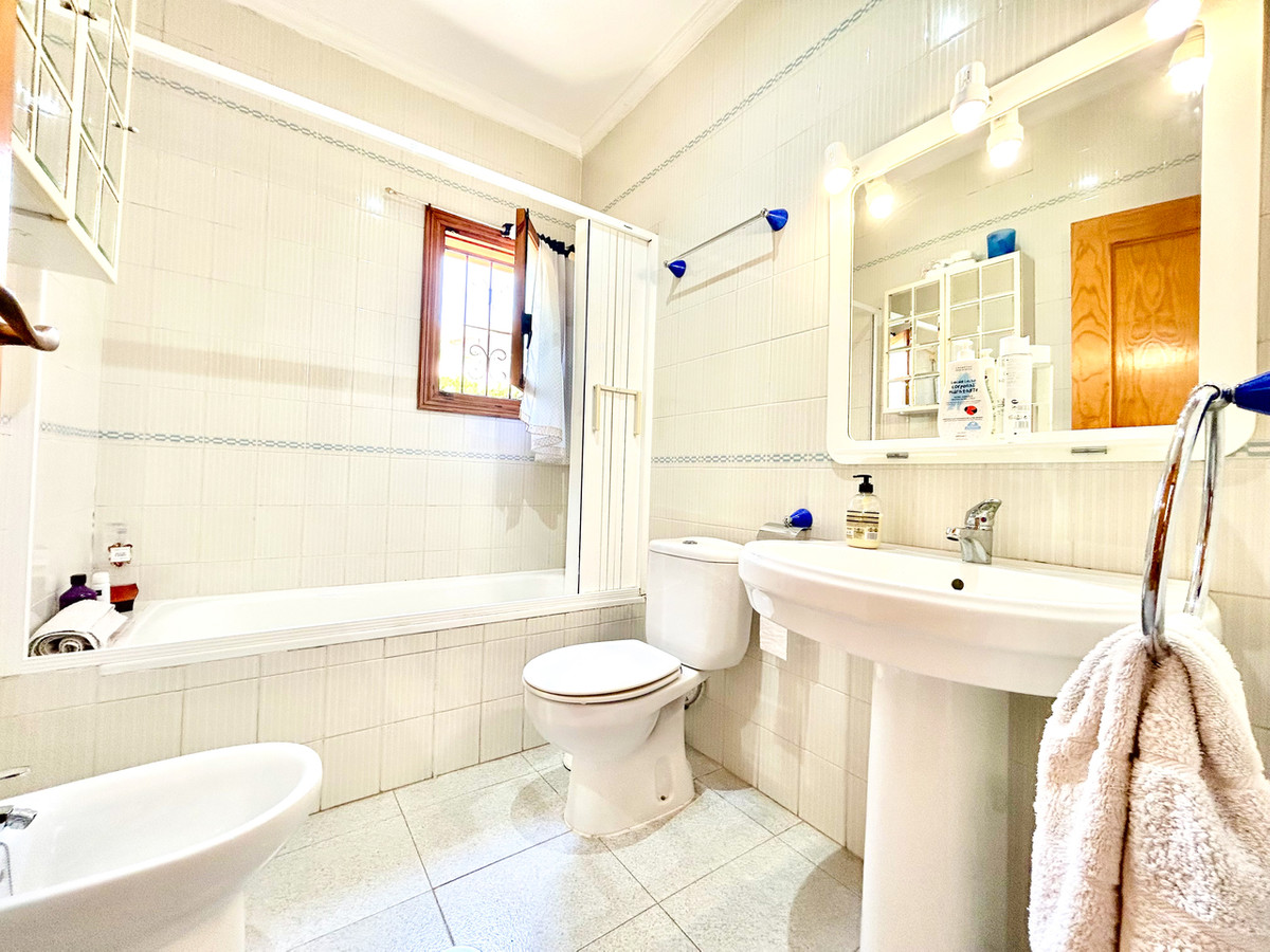 For sale - 3 Bedroom 2 Bathroom House - Detached Villa in Orihuela - La Zenia  - Alicante