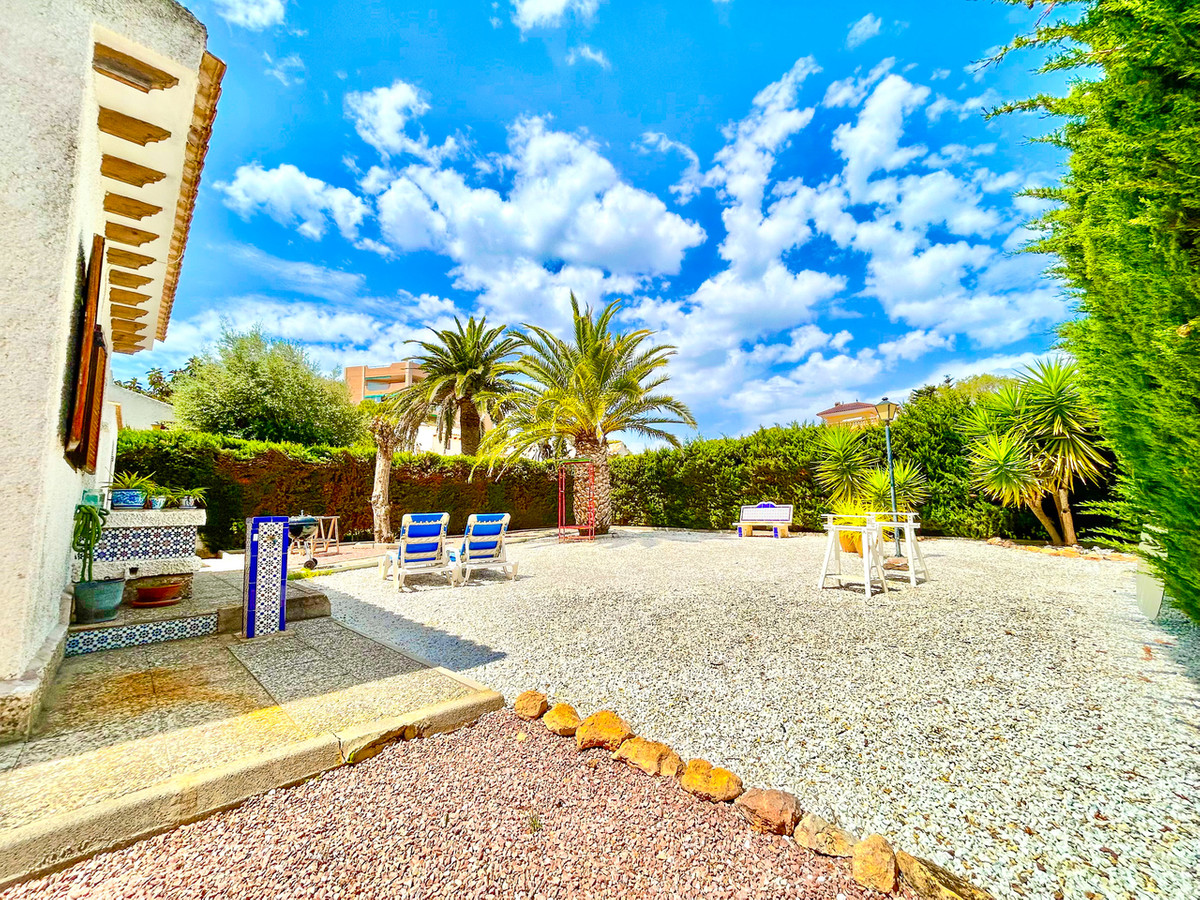 For sale - 3 Bedroom 2 Bathroom House - Detached Villa in Orihuela - La Zenia  - Alicante