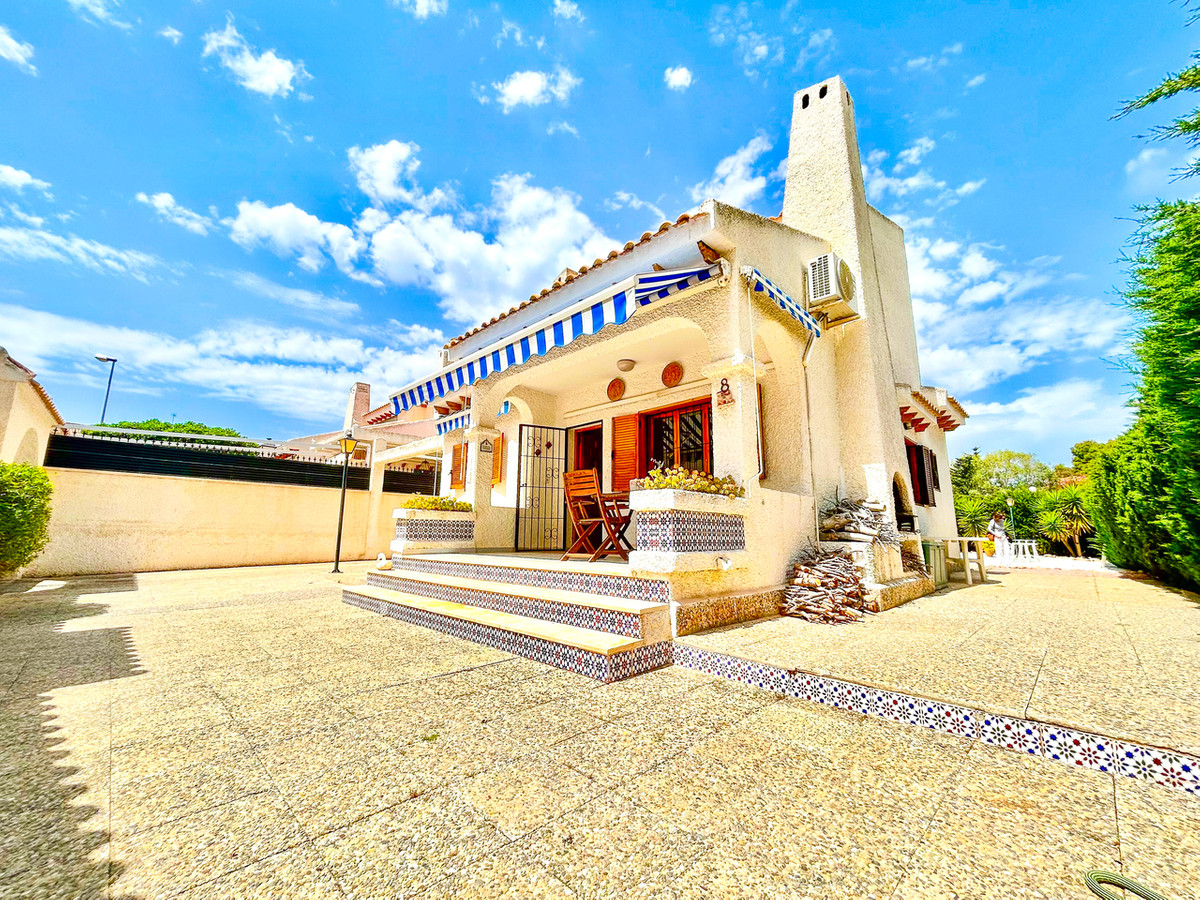 For sale - 3 Bedroom 2 Bathroom House - Detached Villa in Orihuela - La Zenia  - Alicante