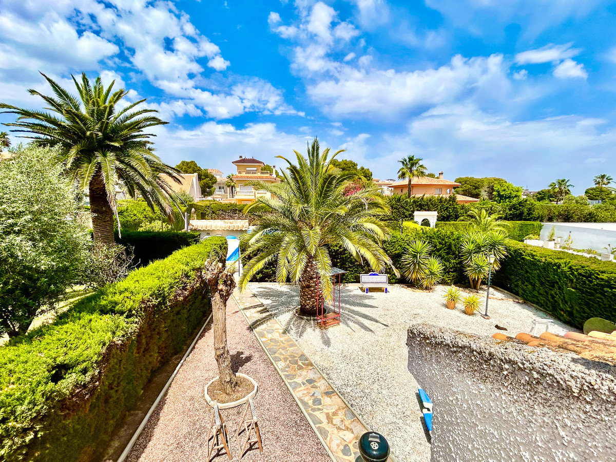 For sale - 3 Bedroom 2 Bathroom House - Detached Villa in Orihuela - La Zenia  - Alicante