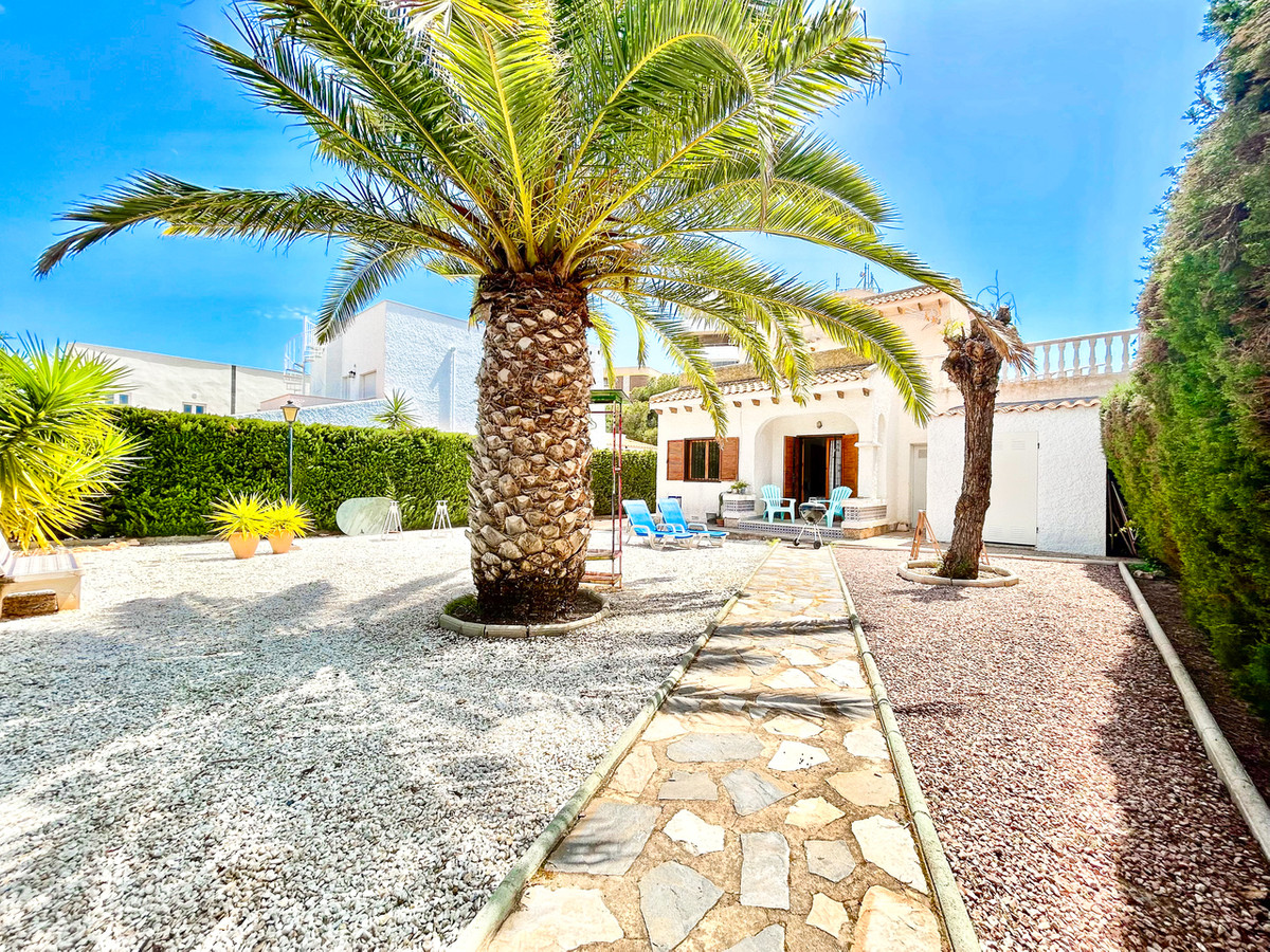 For sale - 3 Bedroom 2 Bathroom House - Detached Villa in Orihuela - La Zenia  - Alicante