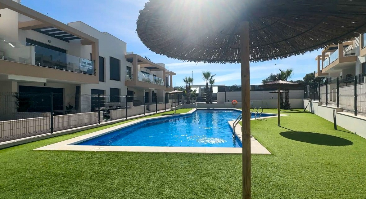 For sale - 2 Bedroom 2 Bathroom House - Bungalow in Orihuela - Villamartin  - Alicante
