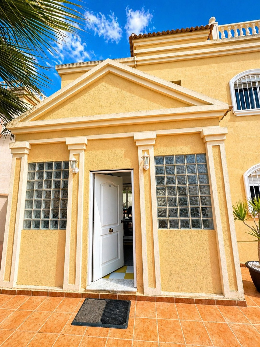For sale - 3 Bedroom 2 Bathroom House - Detached Villa in Torrevieja - Torrevieja Centro  - Alicante