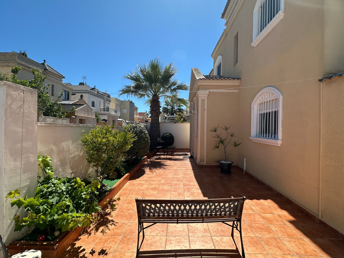 For sale - 3 Bedroom 2 Bathroom House - Detached Villa in Torrevieja - Torrevieja Centro  - Alicante