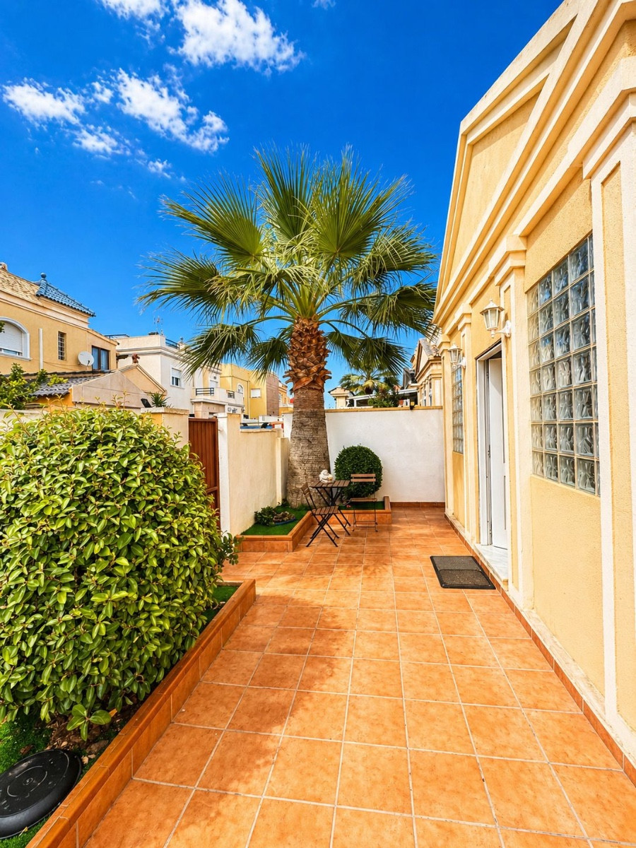 For sale - 3 Bedroom 2 Bathroom House - Detached Villa in Torrevieja - Torrevieja Centro  - Alicante