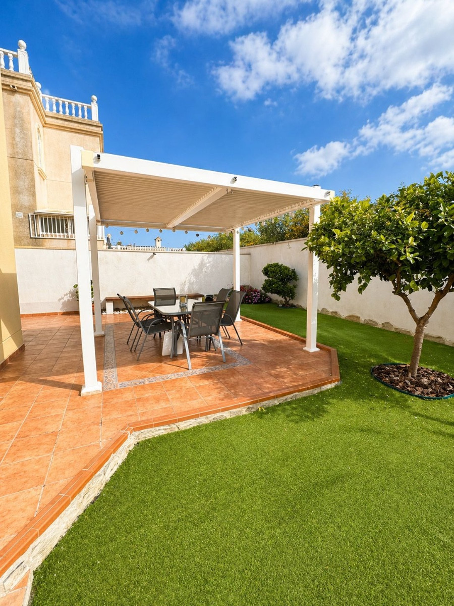 For sale - 3 Bedroom 2 Bathroom House - Detached Villa in Torrevieja - Torrevieja Centro  - Alicante