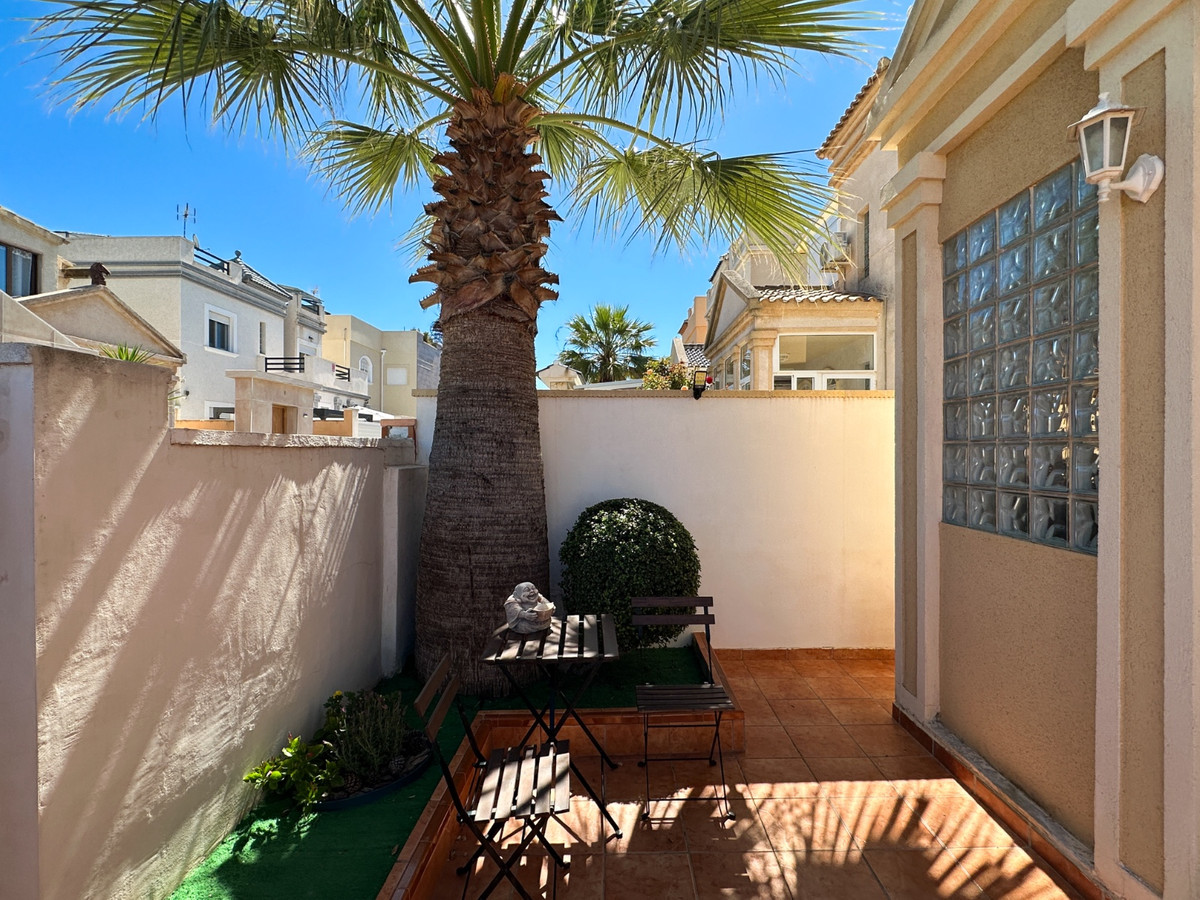 For sale - 3 Bedroom 2 Bathroom House - Detached Villa in Torrevieja - Torrevieja Centro  - Alicante
