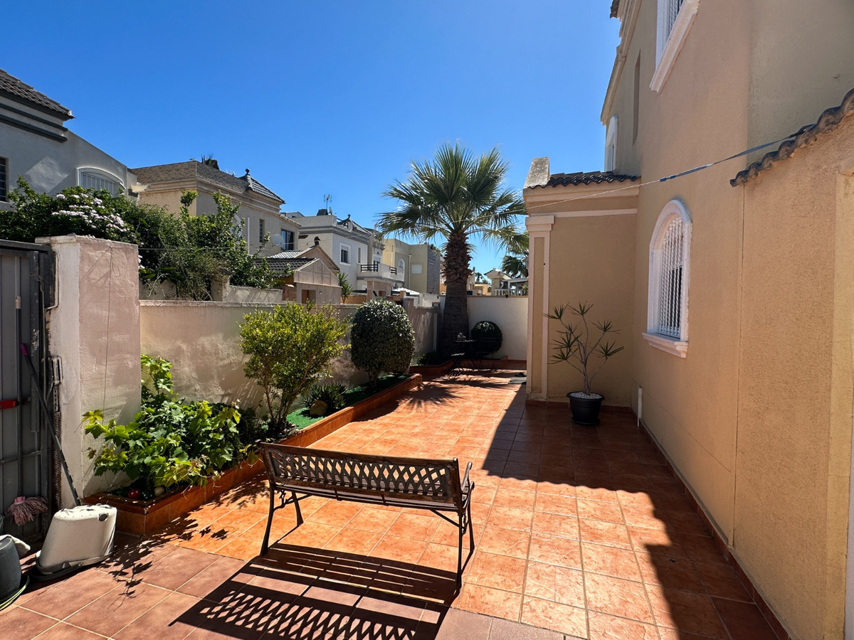 For sale - 3 Bedroom 2 Bathroom House - Detached Villa in Torrevieja - Torrevieja Centro  - Alicante