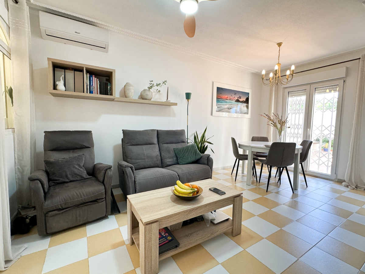 For sale - 3 Bedroom 2 Bathroom House - Detached Villa in Torrevieja - Torrevieja Centro  - Alicante