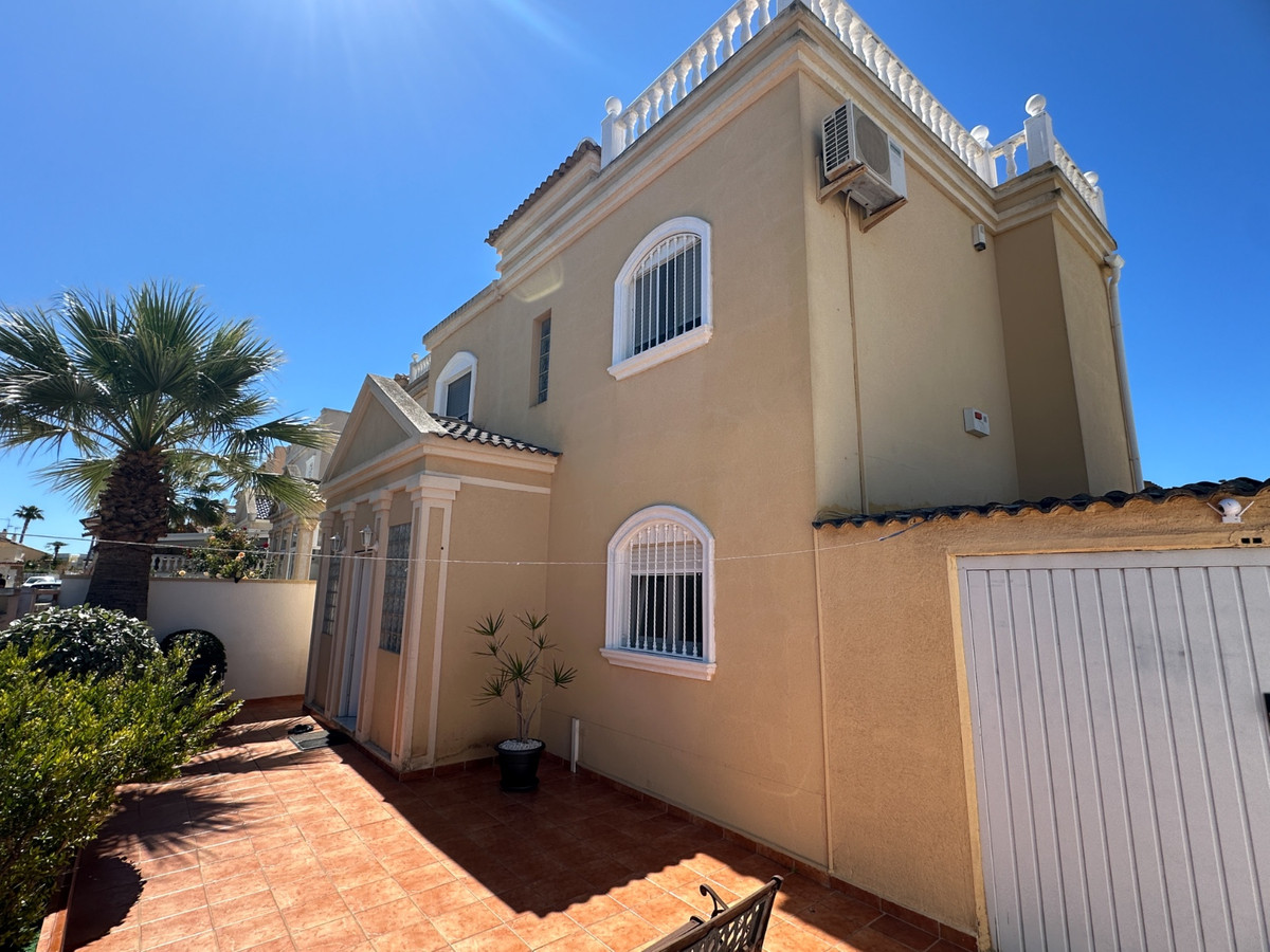 For sale - 3 Bedroom 2 Bathroom House - Detached Villa in Torrevieja - Torrevieja Centro  - Alicante