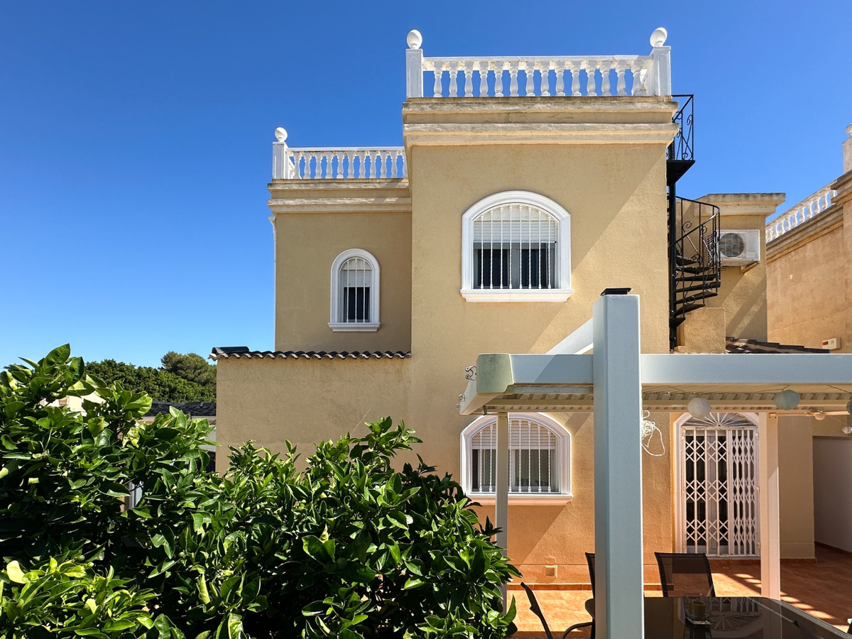 For sale - 3 Bedroom 2 Bathroom House - Detached Villa in Torrevieja - Torrevieja Centro  - Alicante