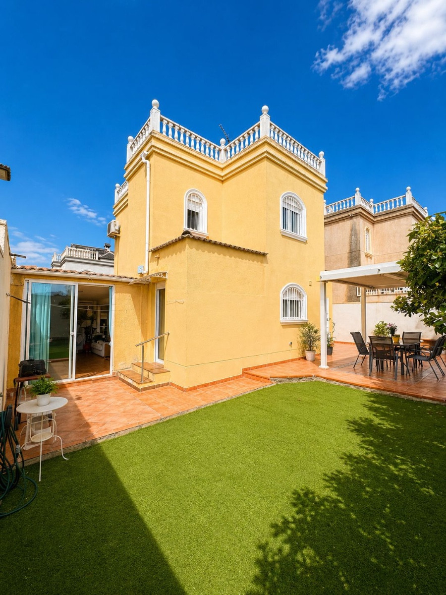 For sale - 3 Bedroom 2 Bathroom House - Detached Villa in Torrevieja - Torrevieja Centro  - Alicante