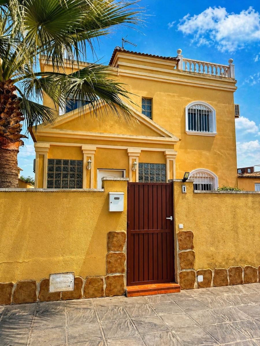 For sale - 3 Bedroom 2 Bathroom House - Detached Villa in Torrevieja - Torrevieja Centro  - Alicante
