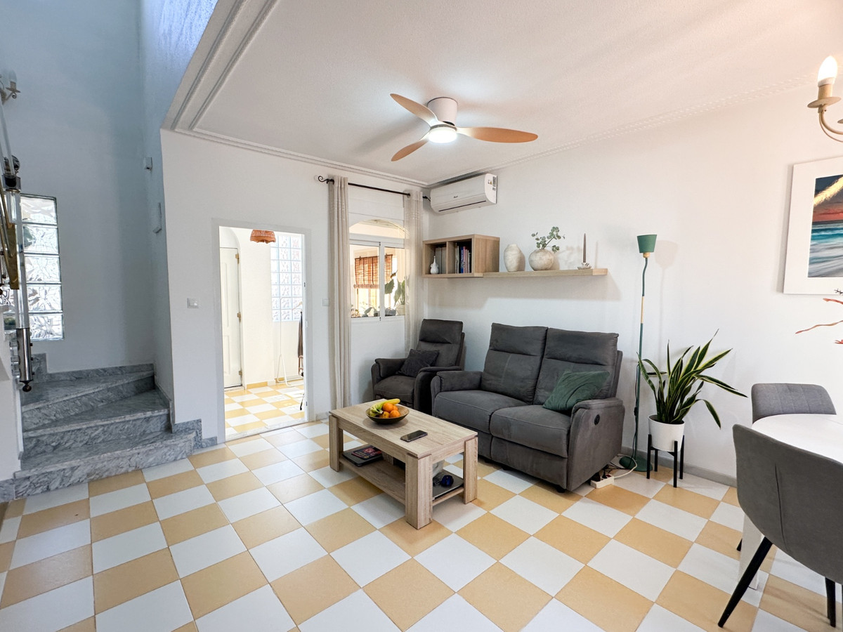 For sale - 3 Bedroom 2 Bathroom House - Detached Villa in Torrevieja - Torrevieja Centro  - Alicante
