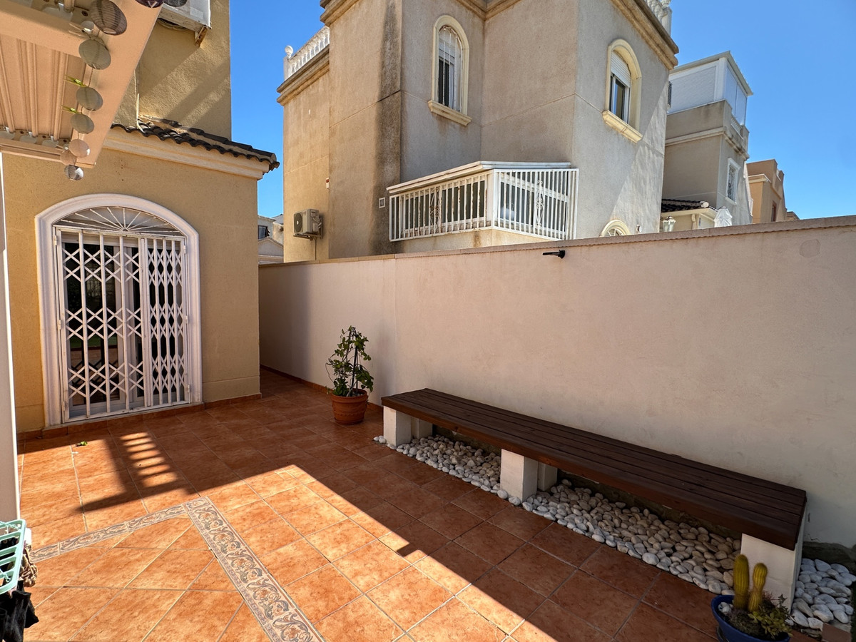 For sale - 3 Bedroom 2 Bathroom House - Detached Villa in Torrevieja - Torrevieja Centro  - Alicante