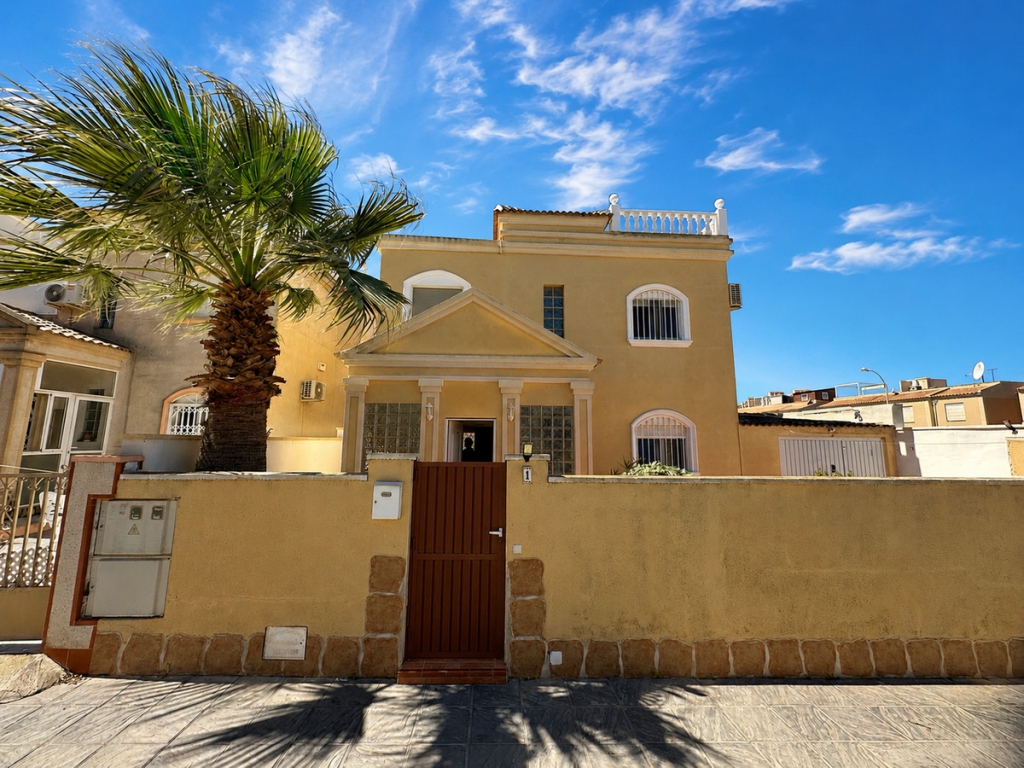 3 Bedroom 2 Bathroom House - Detached Villa in Torrevieja