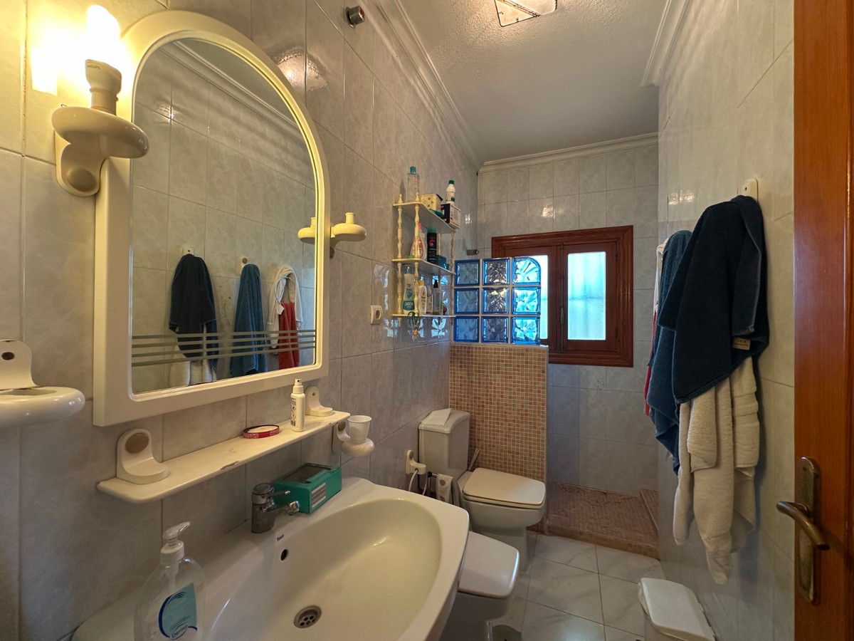 For sale - 8 Bedroom 4 Bathroom House - Detached Villa in Torrevieja - Torrevieja Centro  - Alicante