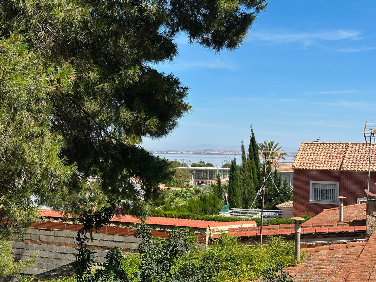 For sale - 8 Bedroom 4 Bathroom House - Detached Villa in Torrevieja - Torrevieja Centro  - Alicante