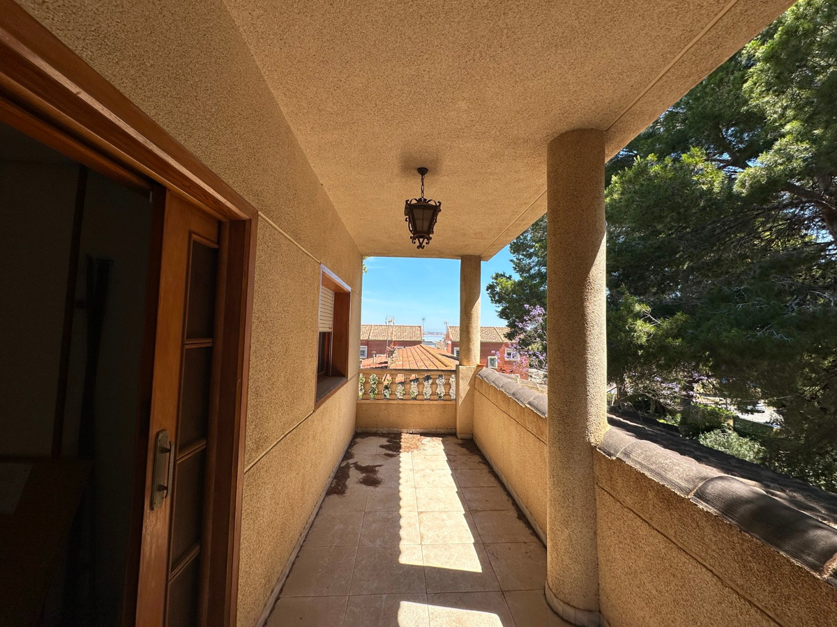 For sale - 8 Bedroom 4 Bathroom House - Detached Villa in Torrevieja - Torrevieja Centro  - Alicante