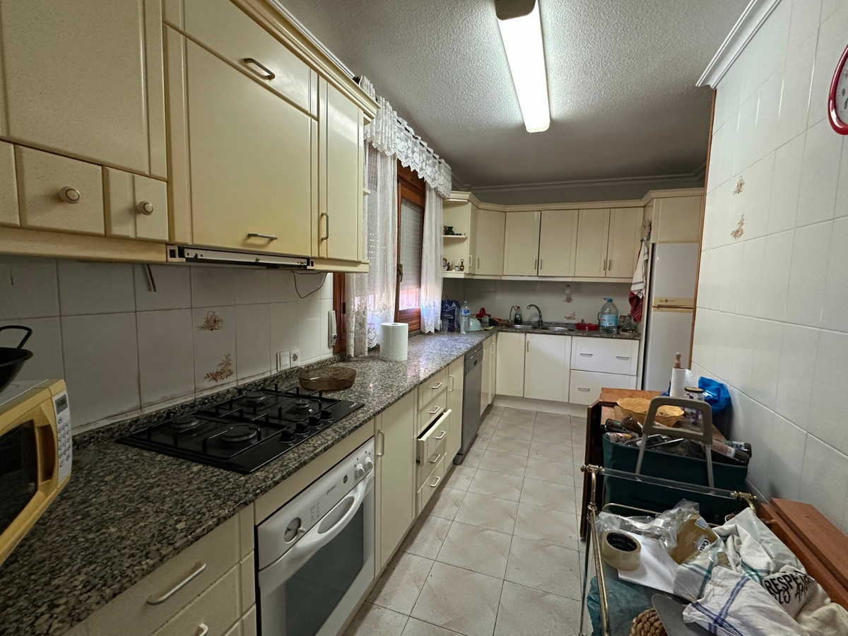 For sale - 8 Bedroom 4 Bathroom House - Detached Villa in Torrevieja - Torrevieja Centro  - Alicante