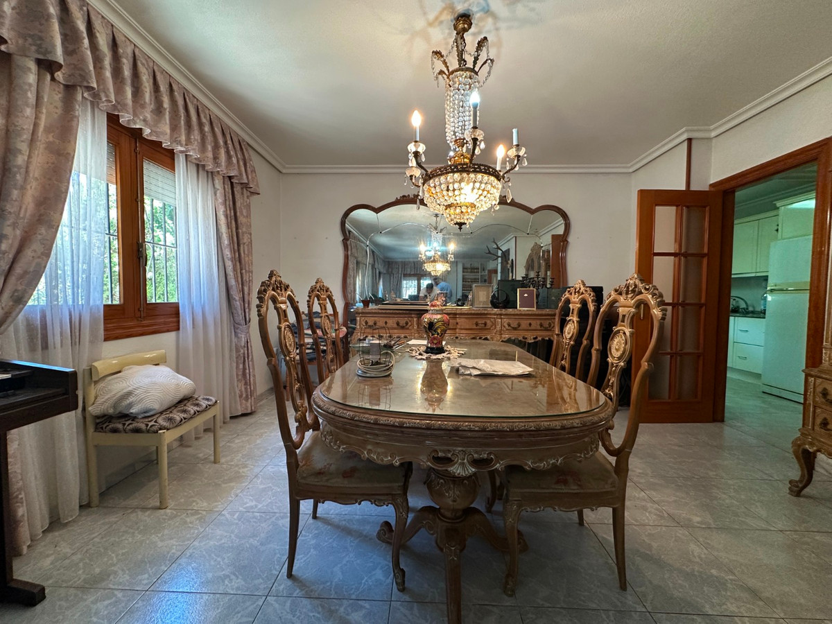For sale - 8 Bedroom 4 Bathroom House - Detached Villa in Torrevieja - Torrevieja Centro  - Alicante