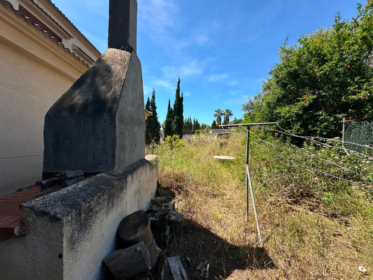 For sale - 8 Bedroom 4 Bathroom House - Detached Villa in Torrevieja - Torrevieja Centro  - Alicante