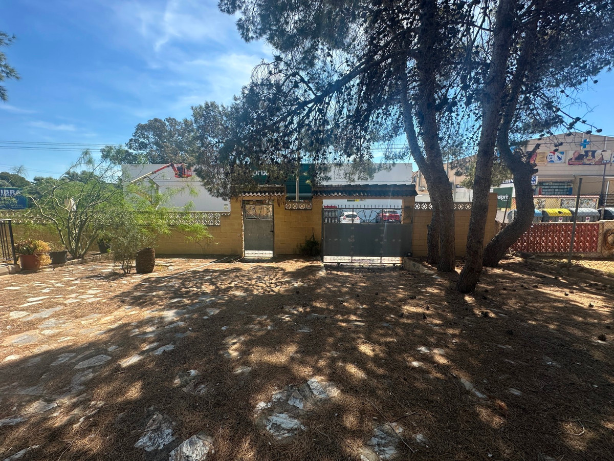 For sale - 8 Bedroom 4 Bathroom House - Detached Villa in Torrevieja - Torrevieja Centro  - Alicante